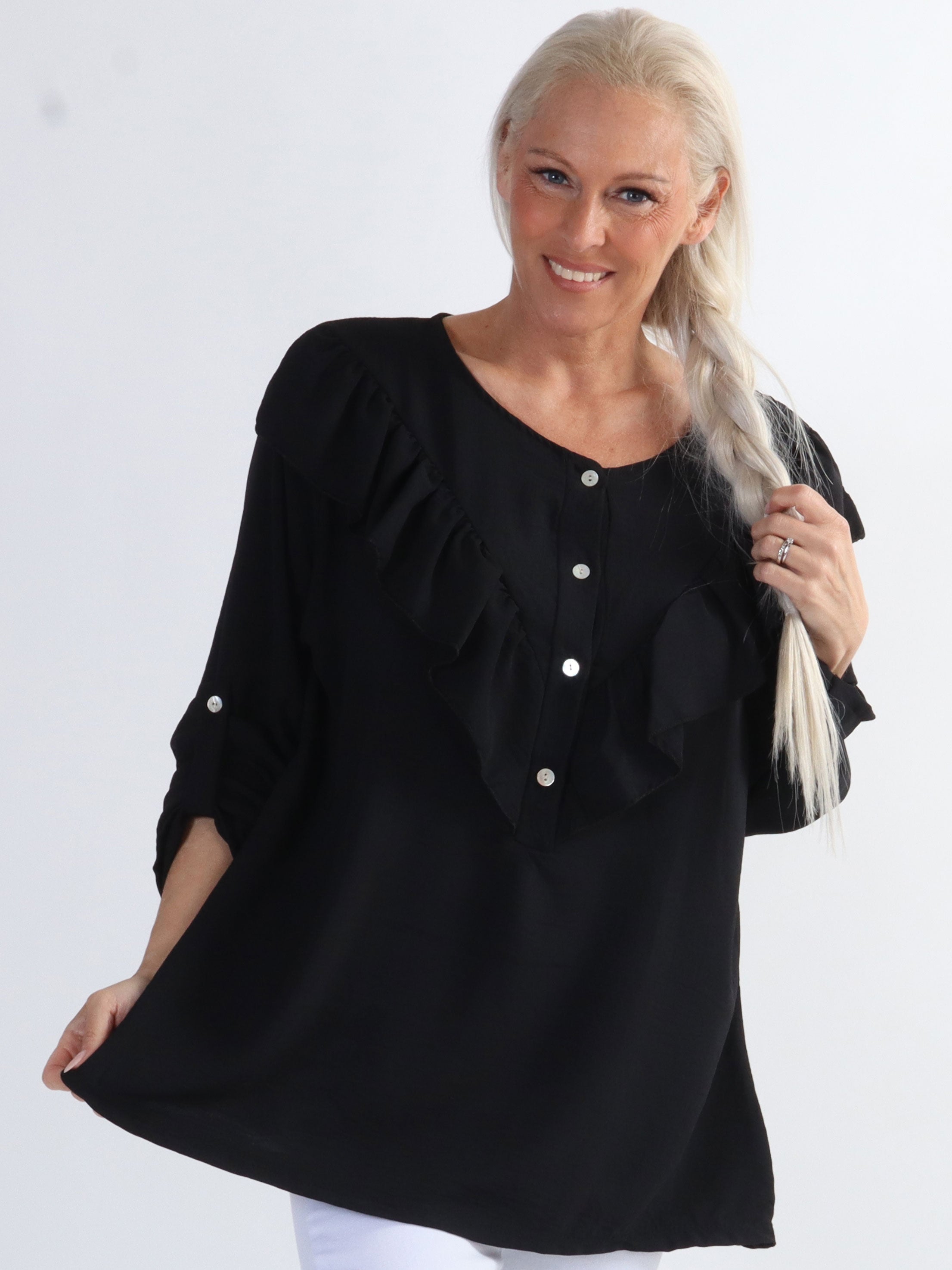 Nicola - Sød plus size bluse med flæser og knapper